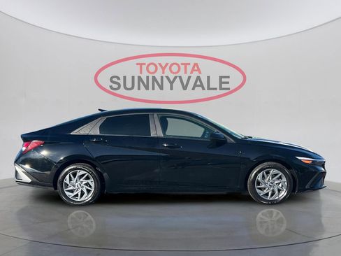 Used 2025 Hyundai Elantra Blue image 9