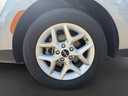 Used 2025 Kia Soul LX w/ LX Technology Package FWD image 14