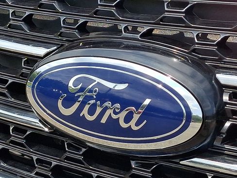 Used 2020 Ford Explorer XLT w/ Equipment Group 202A AWD/4WD image 31