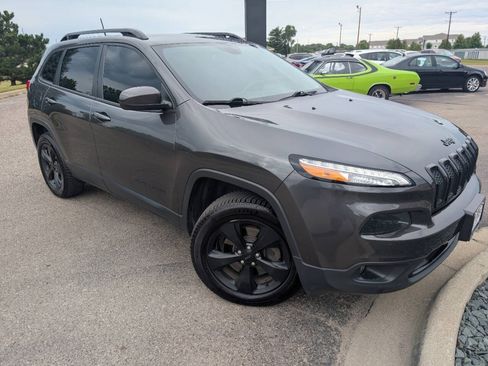 Used 2016 Jeep Cherokee Latitude w/ Cold Weather Group AWD/4WD image 3