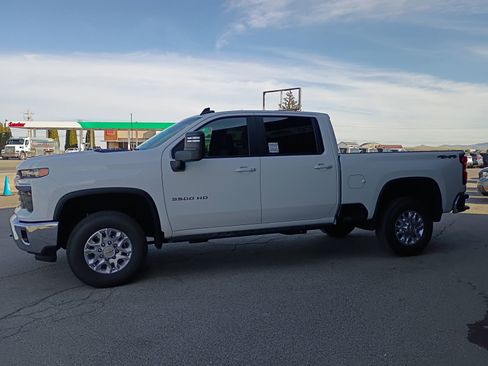 Used 2024 Chevrolet Silverado 3500 LT w/ Convenience Package image 10