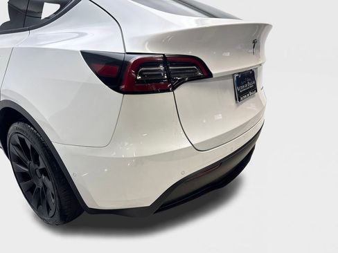 Used 2021 Tesla Model Y Long Range AWD/4WD image 19