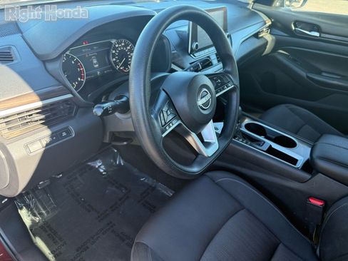 Used 2024 Nissan Altima 2.5 SV image 11