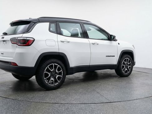 Used 2025 Jeep Compass Trailhawk AWD/4WD image 9