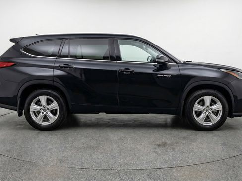 Used 2025 Toyota Highlander LE image 11