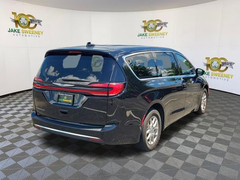 Used 2024 Chrysler Pacifica Touring-L FWD image 5