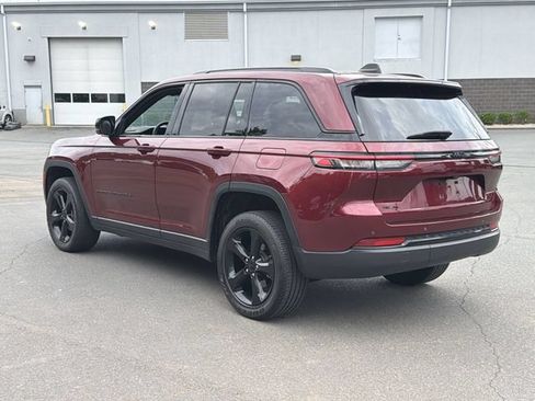 Used 2023 Jeep Grand Cherokee Altitude AWD/4WD image 3