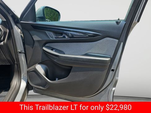 Used 2025 Chevrolet TrailBlazer LT AWD/4WD image 36