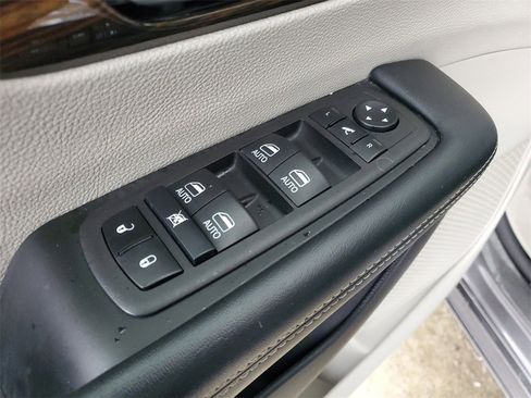 Used 2023 Chrysler Pacifica Limited image 27