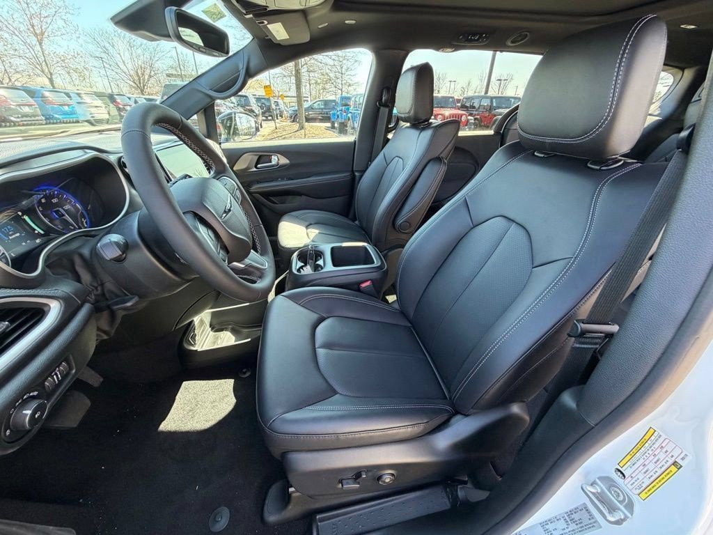 New 2026 Chrysler Pacifica Select FWD image 13