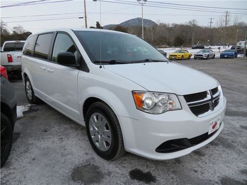 Used 2018 Dodge Grand Caravan SE w/ UConnect Hands-Free Group image 14