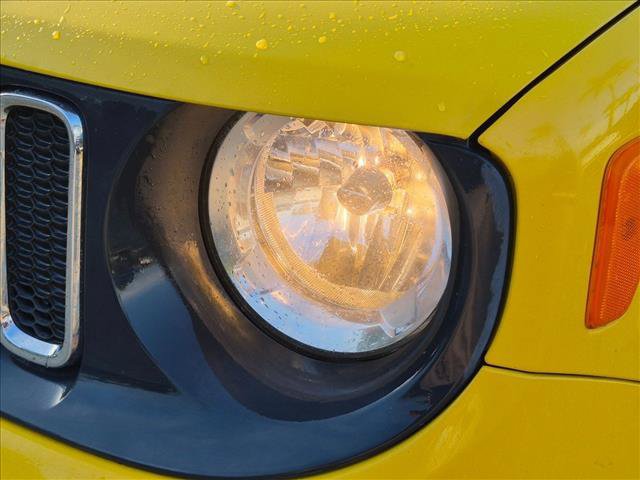 Used 2016 Jeep Renegade Latitude FWD image 9