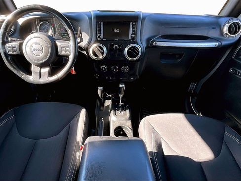 Used 2018 Jeep Wrangler Sahara w/ Connectivity Group AWD/4WD image 12