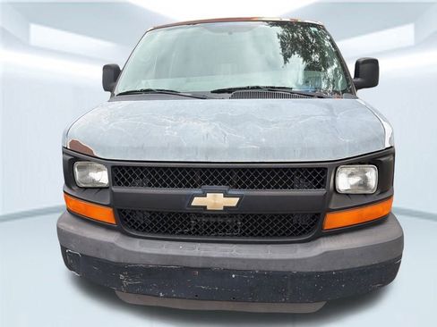 Used 2010 Chevrolet Express 2500 image 2