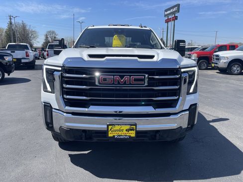 Used 2024 GMC Sierra 3500 SLE w/ SLE Convenience Package image 3