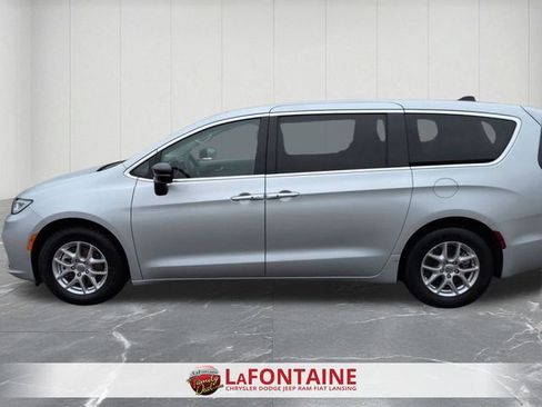 Used 2024 Chrysler Pacifica Touring-L image 2