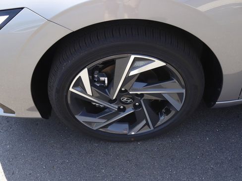 New 2025 Hyundai Elantra Limited image 11