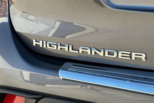 Used 2021 Toyota Highlander LE FWD image 34