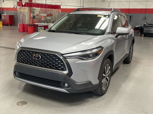 Used 2022 Toyota Corolla Cross XLE FWD image 3