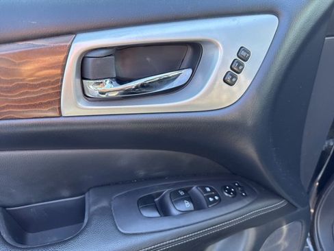 Used 2019 Nissan Pathfinder Platinum image 19