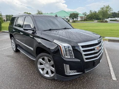 Used 2018 Cadillac Escalade Luxury RWD image 2