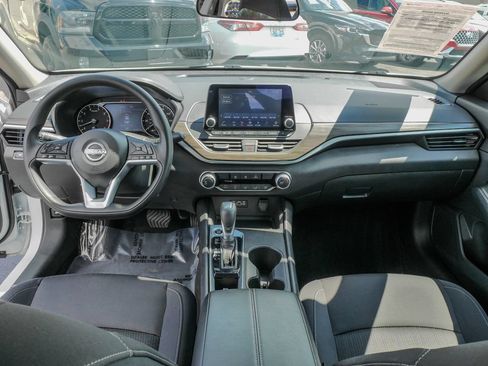 Used 2025 Nissan Altima 2.5 SV FWD image 17