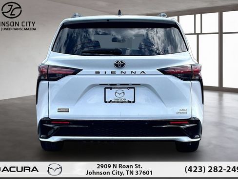 Used 2023 Toyota Sienna XSE FWD image 4