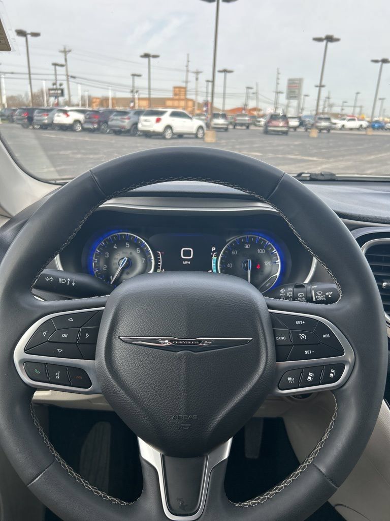 Used 2023 Chrysler Pacifica Touring-L FWD image 35