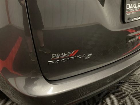 Used 2020 Chrysler Pacifica Touring-L image 14