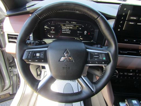Used 2025 Mitsubishi Outlander SEL AWD/4WD image 13