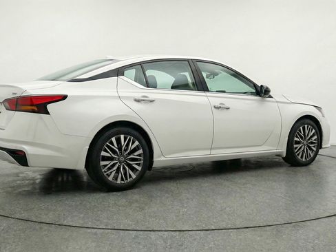 Used 2025 Nissan Altima 2.5 SV image 9