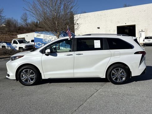 Used 2024 Toyota Sienna Platinum image 6