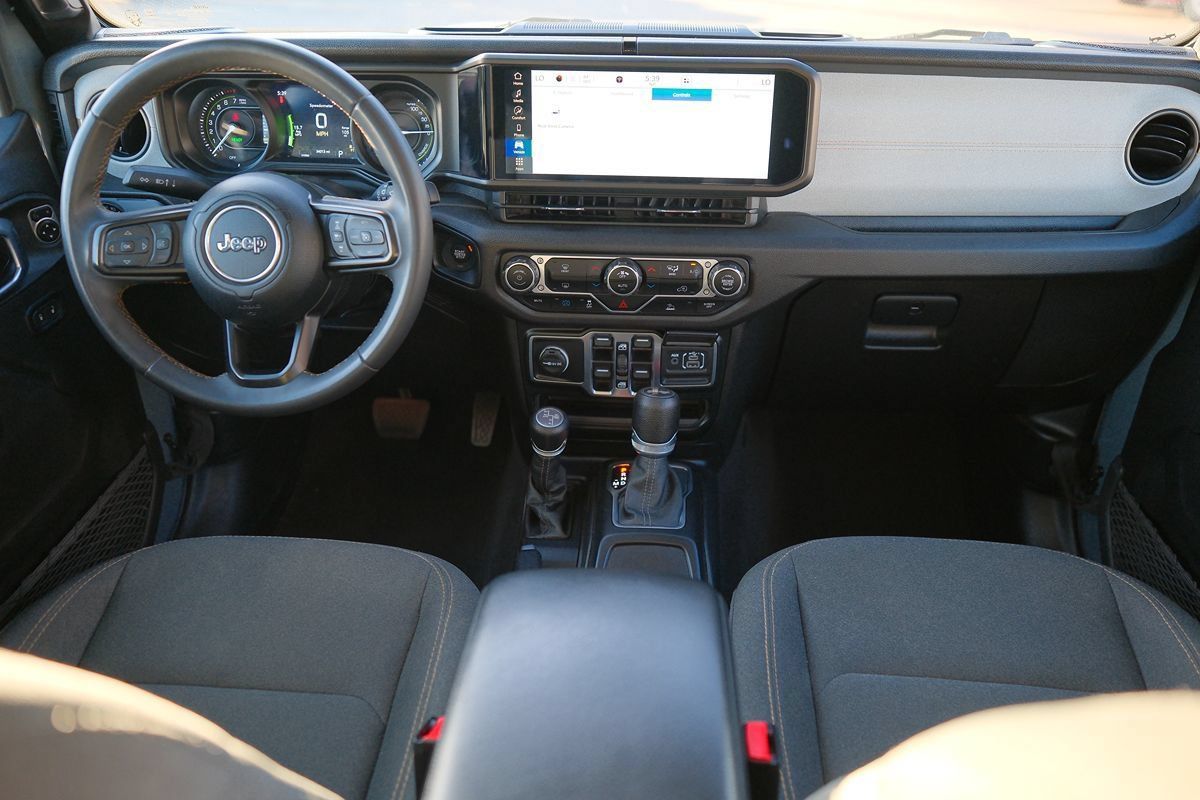Used 2024 Jeep Wrangler Unlimited w/ Technology Group AWD/4WD image 19