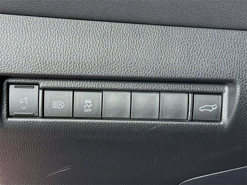 Used 2023 Toyota Venza XLE image 11