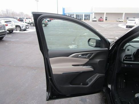 Used 2025 Chevrolet Traverse LT image 16