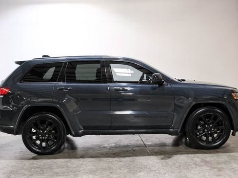 Used 2017 Jeep Grand Cherokee Altitude AWD/4WD image 9