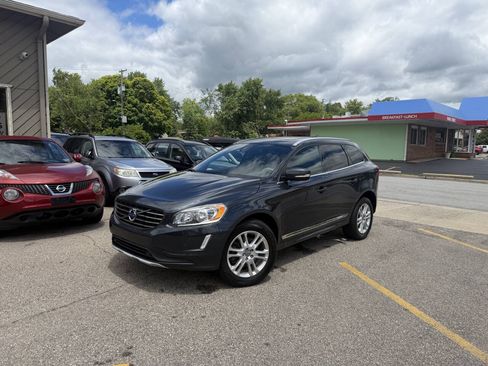 Used 2016 Volvo XC60 T5 Premier w/ Proximity Package FWD image 2
