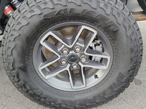 Used 2025 Jeep Gladiator Mojave w/ Convenience Group AWD/4WD image 12