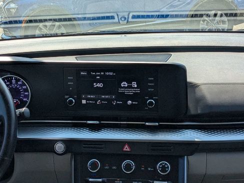 Used 2024 Kia Carnival LX FWD image 17