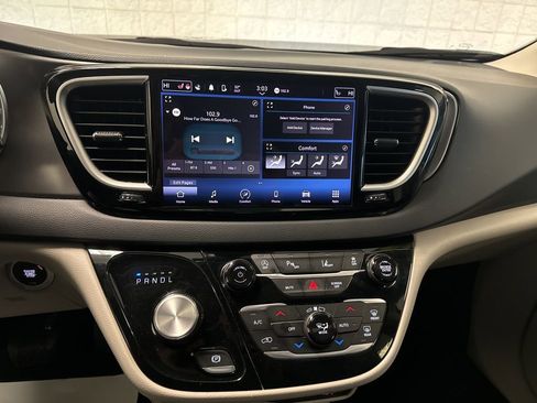 Used 2023 Chrysler Pacifica Touring-L image 31