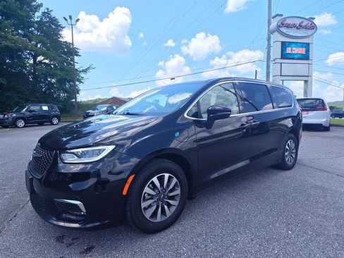Used 2024 Chrysler Pacifica Limited FWD image 1