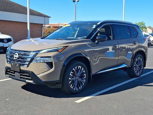 Used 2024 Nissan Rogue Platinum image 3