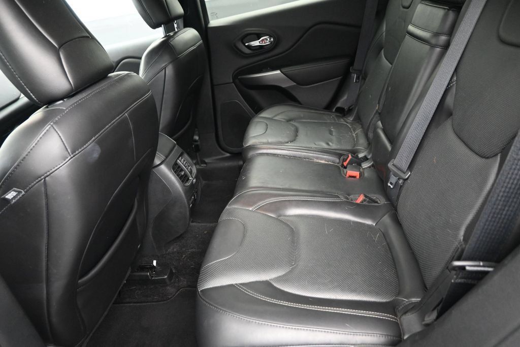 Used 2019 Jeep Cherokee Limited w/ Luxury Group FWD image 14
