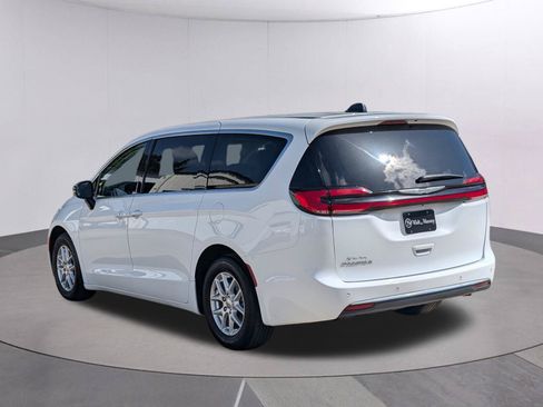 Used 2024 Chrysler Pacifica Touring-L FWD image 3