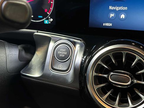 Used 2025 Mercedes-Benz GLB 250 4MATIC image 27