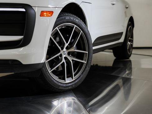 Certified 2023 Porsche Macan image 12