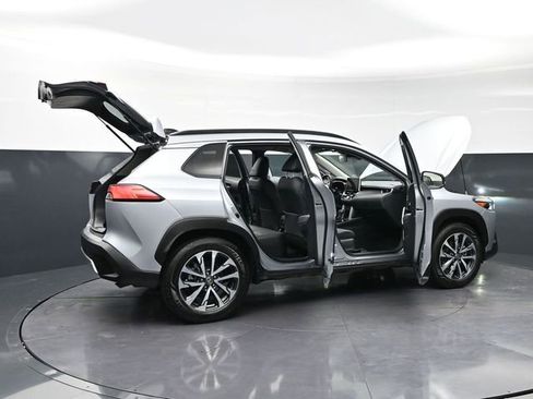 Used 2025 Toyota Corolla Cross XLE image 38