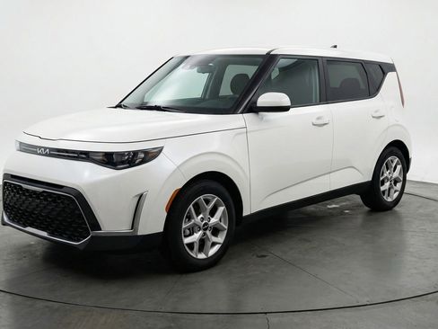 Used 2025 Kia Soul LX w/ LX Technology Package image 3