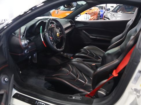 Used 2016 Ferrari 488 GTB RWD image 15