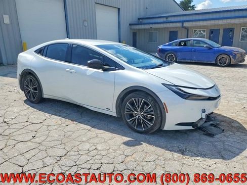 Used 2024 Toyota Prius XLE AWD/4WD image 3